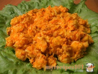 Salad with croutons, cheese and carrot