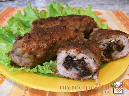 Pork rolls stuffed with nuts and dried plums