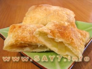Puff pies with apples