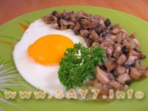 Fried eggs with mushrooms