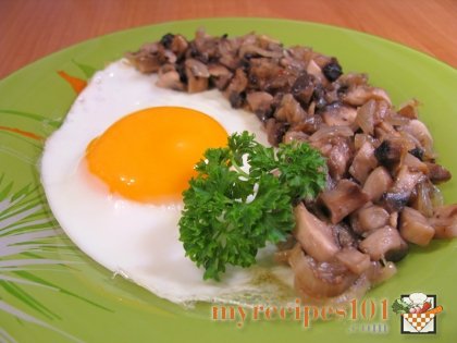 Fried eggs with mushrooms