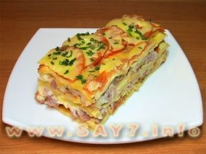 Lasagne with tomatoes, cheese and ham