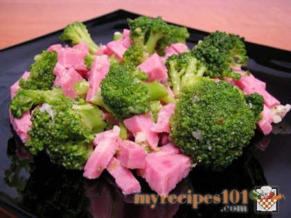Salad with broccoli and ham