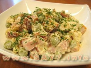 Salad with croutons, peas and smoked chicken legs