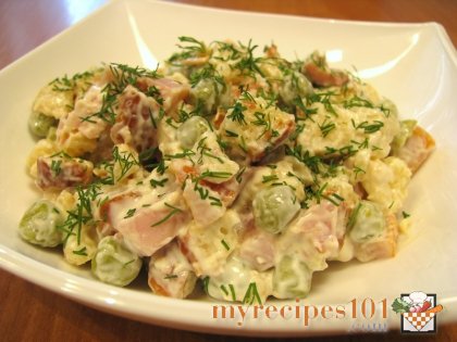 Salad with croutons, peas and smoked chicken legs