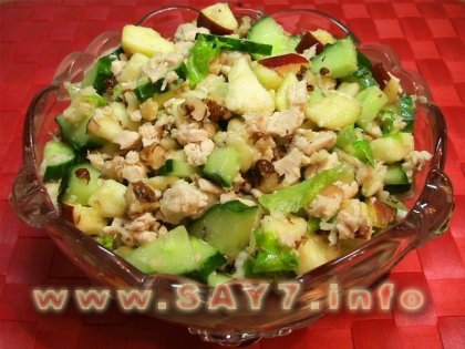 Салат с куриным филе, огурцами и орехами