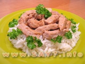 Pork in tomato and nut sauce