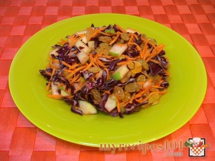 Salad with cabbage, apple and raisins