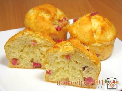 Muffins with cheese and ham