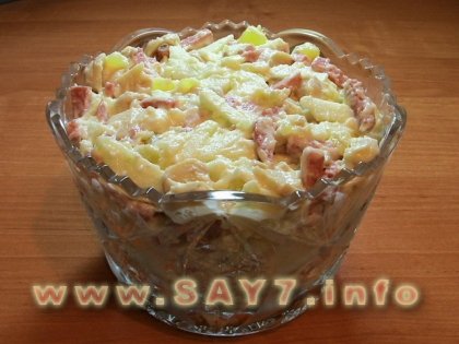 Салат с колбасой, картофелем и грибами