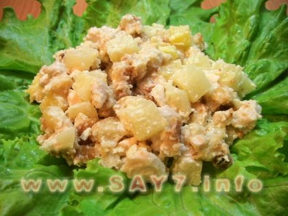 Салат с куриным филе, сухариками и ананасами