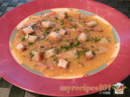 Soup with lentil, bacon and croutons