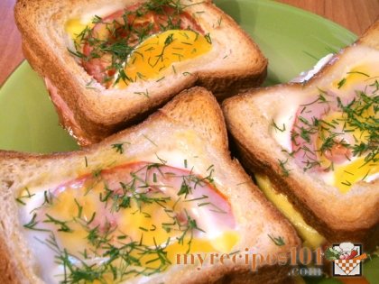 Hot sandwiches with ham, tomatoes and eggs
