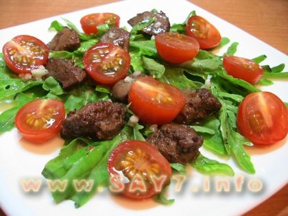 Салат с куриной печенью и помидорами черри
