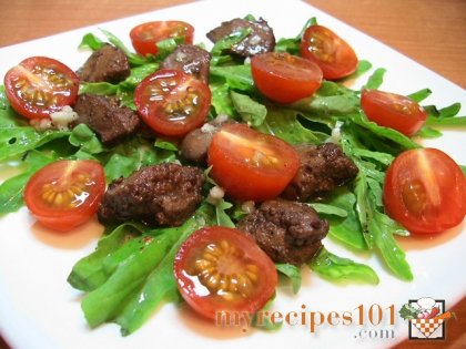 Salad with chicken liver and cherry tomatoes