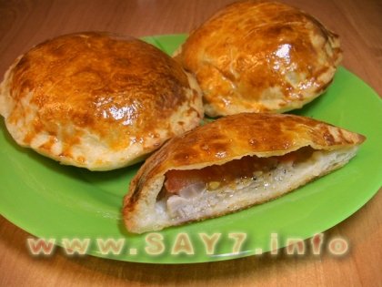 Слоеные пирожки с мясом и помидорами