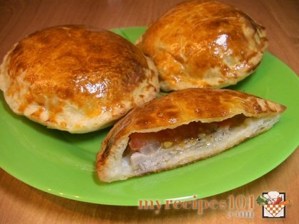 Puff pies with meat and tomatoes