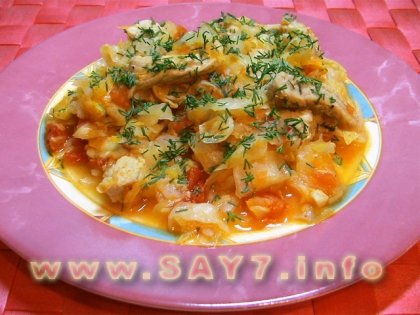 Капуста, тушенная со свининой и помидорами
