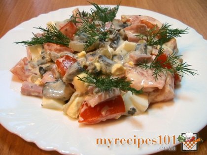 Salad with ham, mushrooms and tomatoes