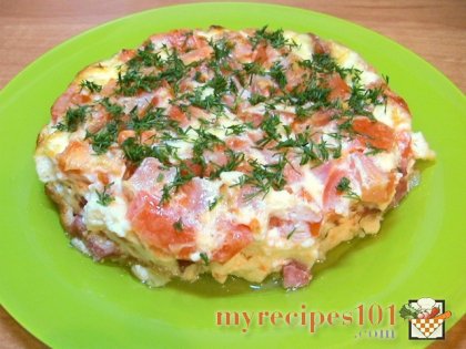 Omelet with ham and tomatoes