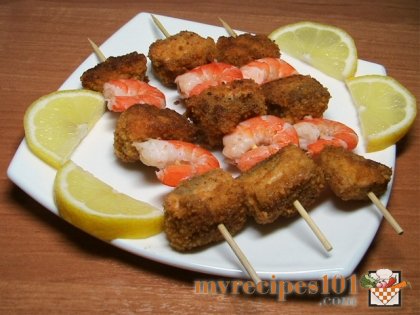 Humpback salmon with shrimp on skewers