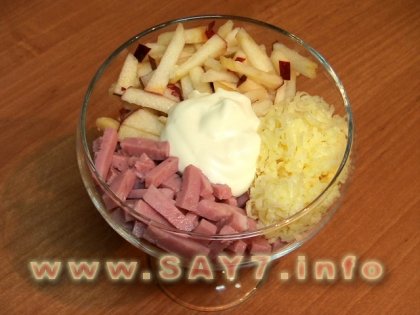 Салат-коктейль с ветчиной, сыром и яблоком