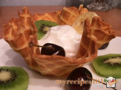 Waffle baskets with egg whites cream