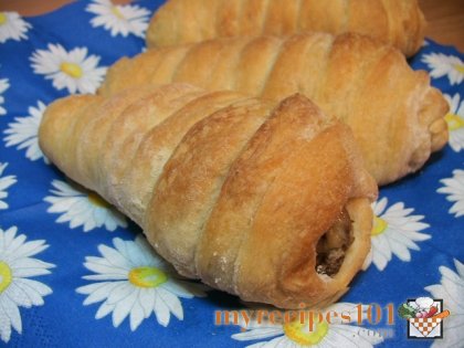 Chicken thigh in puff dough