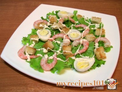 Salad with shrimp, croutons and eggs