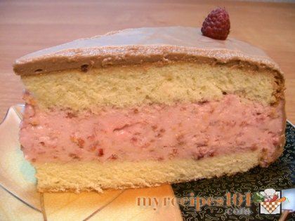 Cake with raspberry souffle