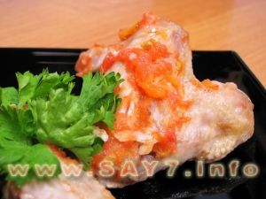Chicken wings under tomato and garlic sauce