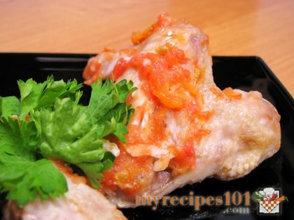 Chicken wings under tomato and garlic sauce