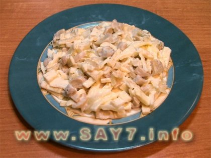 Салат с грибами, блинчиками и луком