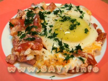 Яичница с ветчиной и помидорами