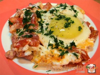 Fried eggs with ham and tomatoes