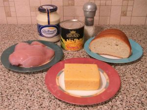 Салат с сухариками, куриным филе, сыром и кукурузой. Ингредиенты