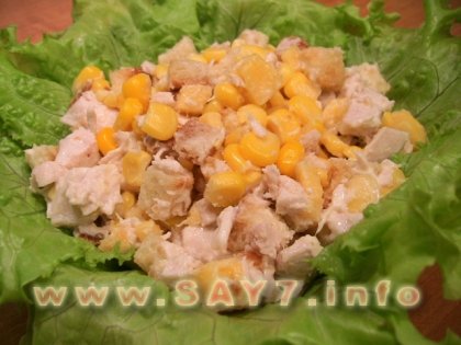 Салат с сухариками, куриным филе, сыром и кукурузой