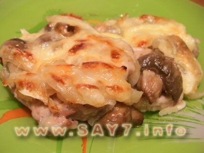 Свинина, жаренная с луком, грибами и сыром