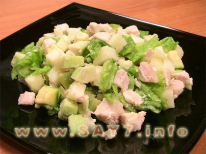 Салат с авокадо, яблоком и куриным филе
