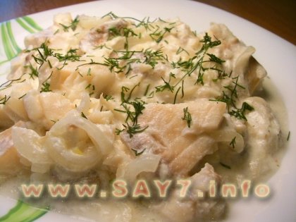 Рыба, тушенная с луком и сметаной