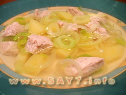 Суп с индейкой, картофелем и луком пореем