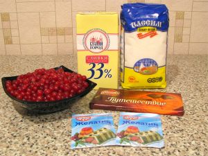 Десерт с красной смородиной и сливками. Ингредиенты