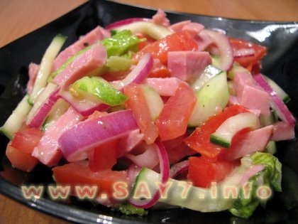 Салат с ветчиной, помидорами, огурцами и маринованным луком