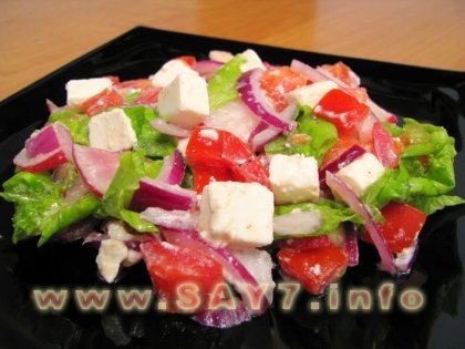 Салат с редисом, помидорами и фетой