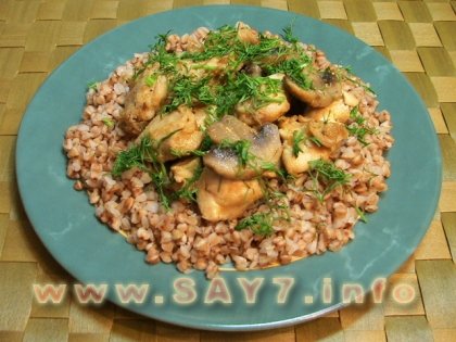 Куриное филе, жаренное с грибами