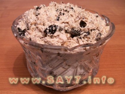 Салат с куриным филе, черносливом и орехами
